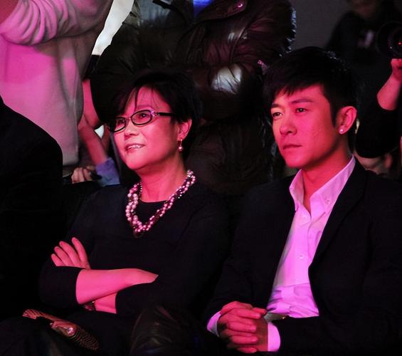 亲妈是制片人，干妈是导演，20年不红，娶妻改名后火了——娱乐圈最玄学的逆袭